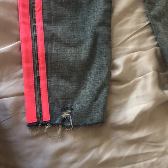 NWT BlankNYC Light Rinse Distressed Jeans Bright Pink Striping Sz 30 - Picture 2 of 8